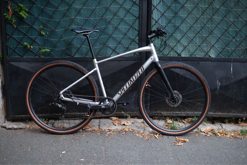 Bicicleta Specialized Sirrus x 3.0 cu upgrade-uri ce o fac ideala pentru gravel riding si naveta
