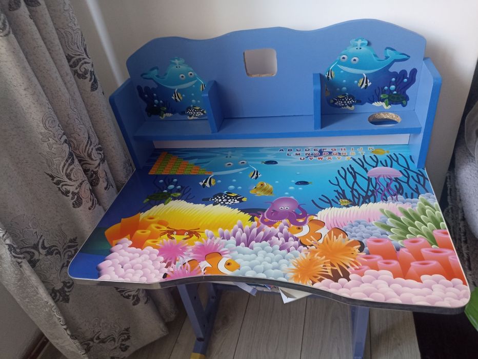 Vând birou de copii