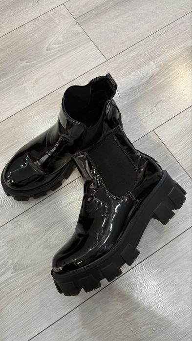 Дамски боти в черен лак