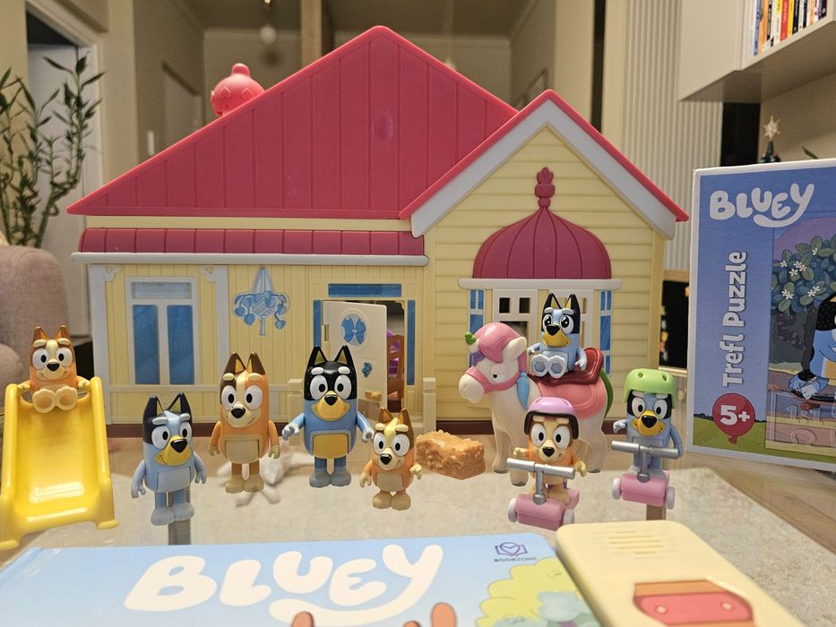Set  Bluey - Casa familiei cu 9 figurine, Carte Xilofon, Puzzle Bluey