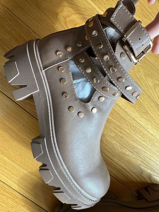 Бежови боти със златисто