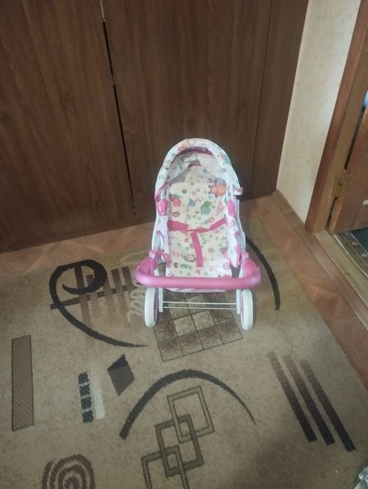 Игрушечная коляска для кукол