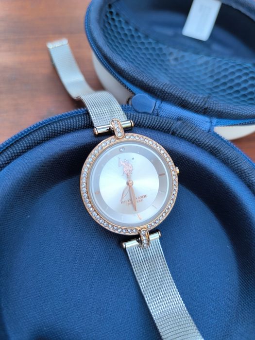 Дамски часовник с циркони