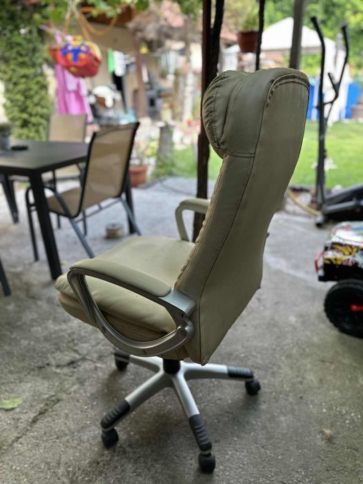 Офис стол  бежов цвят