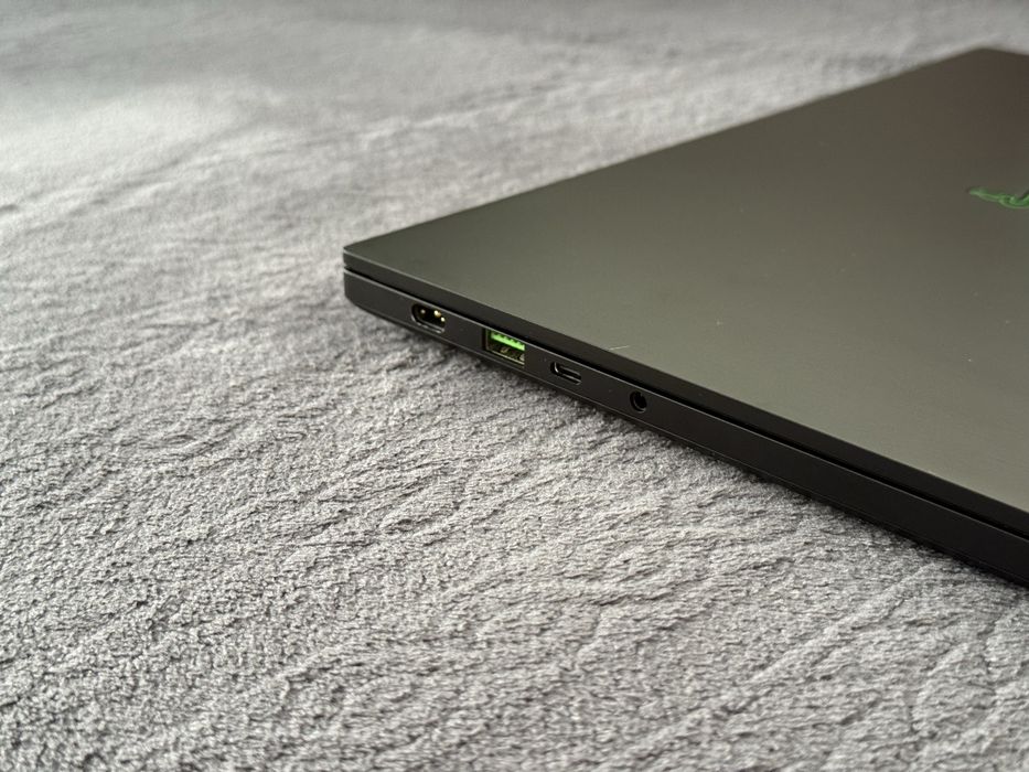 Геймърски Лаптоп 14’ QHD 240 Hz RTX 4070 8GB Ryzen 9-8945HS Razer Blade 14 32GB DDR5 1TB SSD
