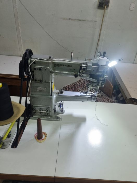 Шивашки цех за по-тежки материали
Описание:
Продава се напълно