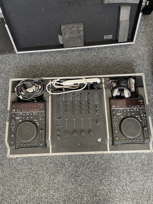 Consola pentru DJ cd player stanton cmp 800 mixer si cutie dedicata pentru transport
