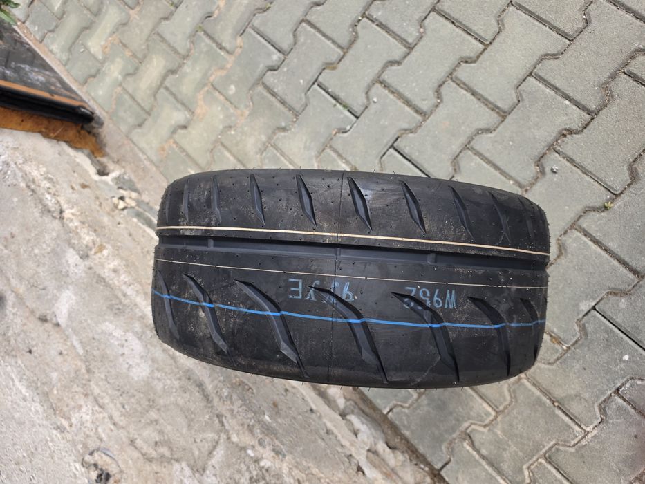 TOYO PROXES R888 235/35ZR19