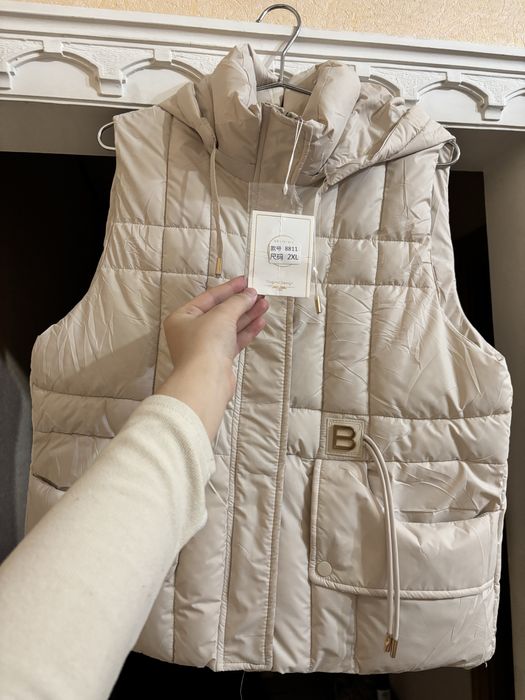 Безрукавка бежевая