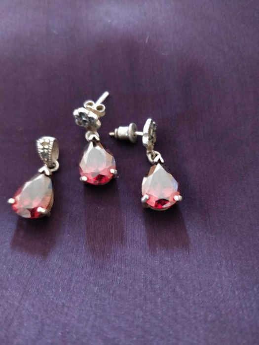 vand set nou de argint cu piatra rosie