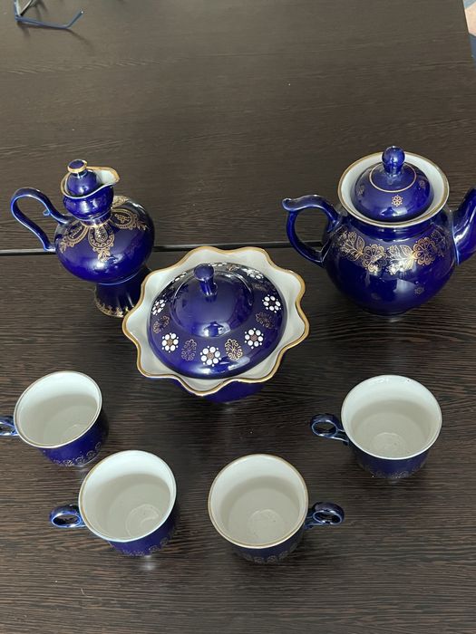 Стариный форфоровый сервиз