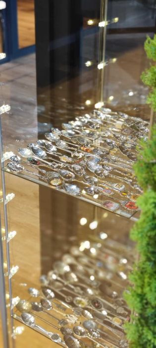 Луксозна стъклена витрина с лична колекция от скъпи сувенири