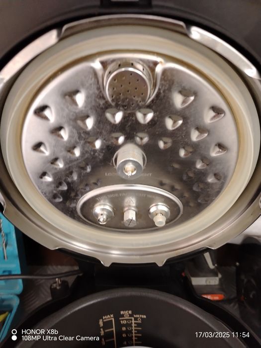 Мултикукар PHILIPS модел hp2151 на полувин цена