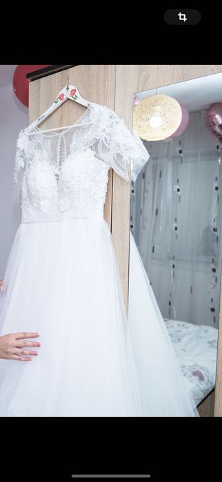 Rochie de mireasă ofer și voal lung și cercuri