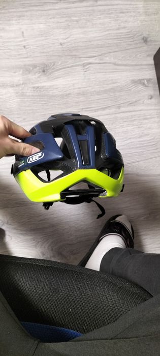 vând urgent casca de biciclete abus