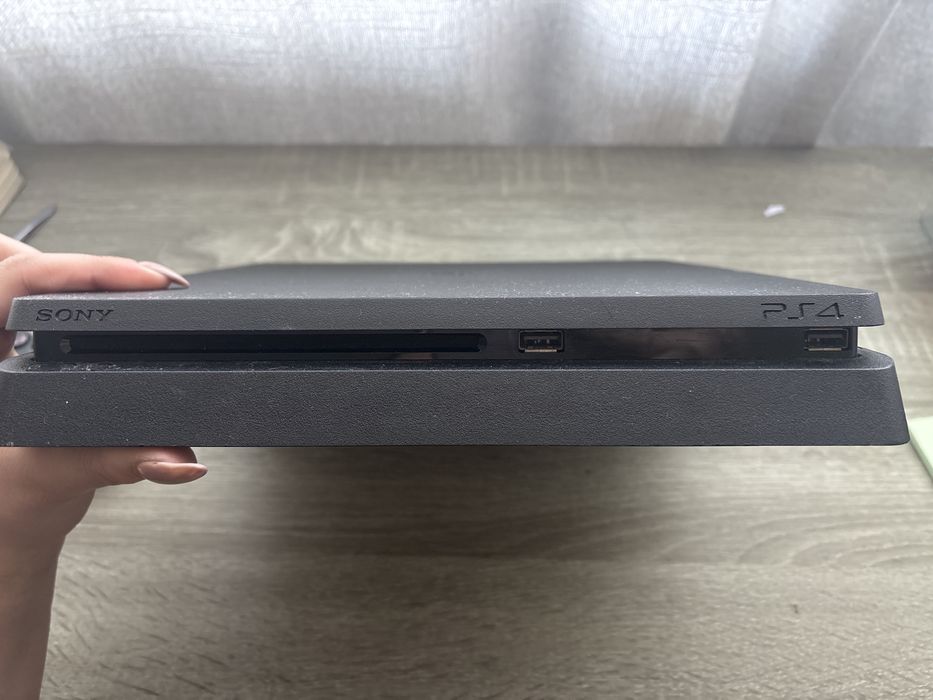 •	PlayStation 4 500GB + контролер – перфектно състояние