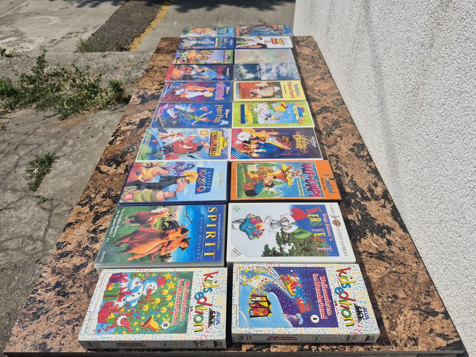 Vând 50 casete video VHS originale cu filme animație