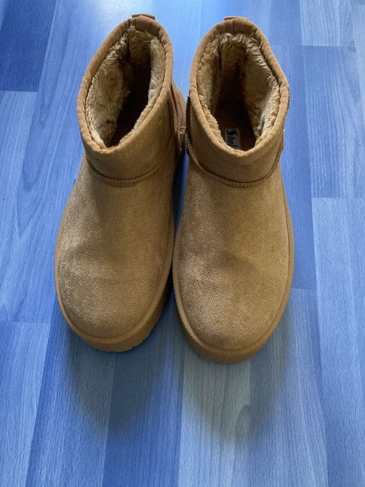 Бежови ботуши.