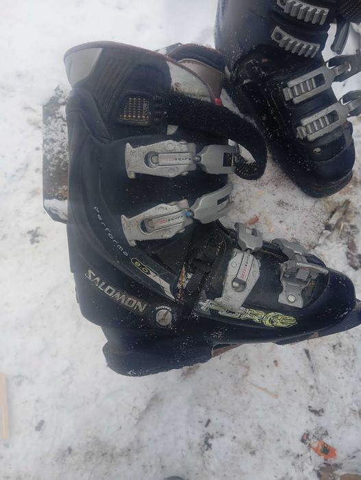 Vând schiuri și clapari