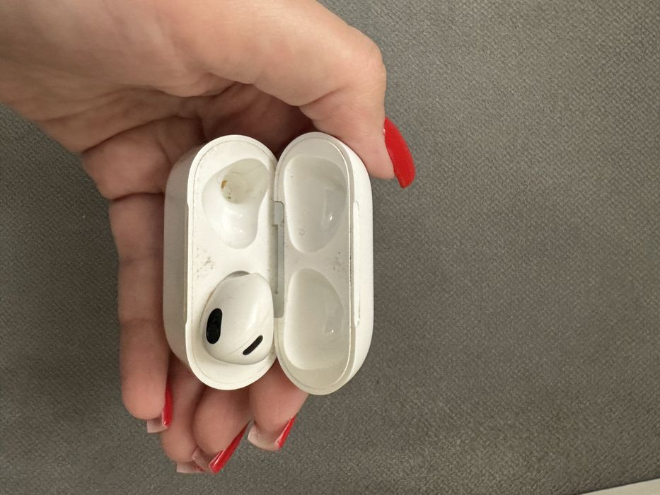 Продам Apple AirPods 3 with Lighting Charging case