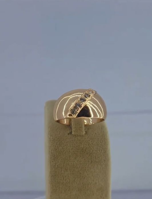 Inel aur 14K model bombat cu bandă diagonală pietre