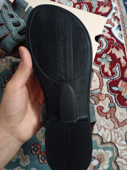 Продам новые сандалии