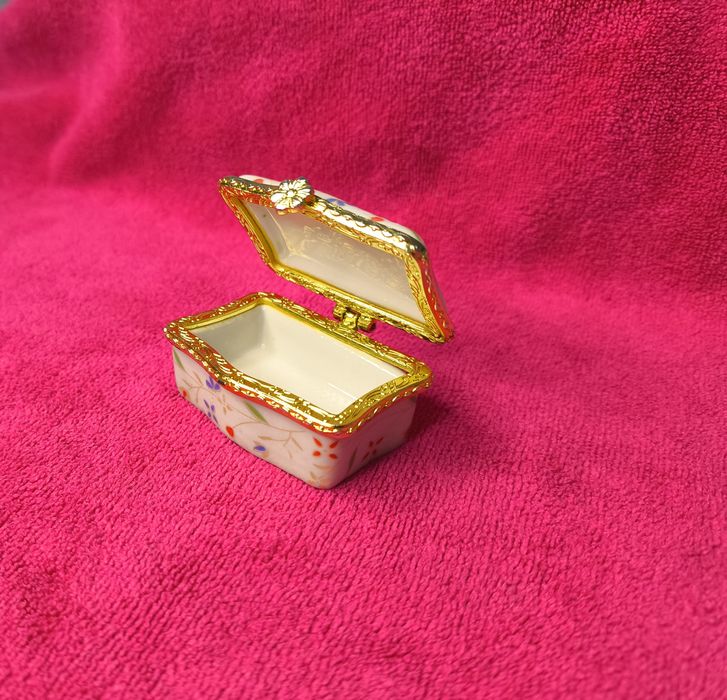 Шкатулка-маленькая,фарфоровая таблетница
