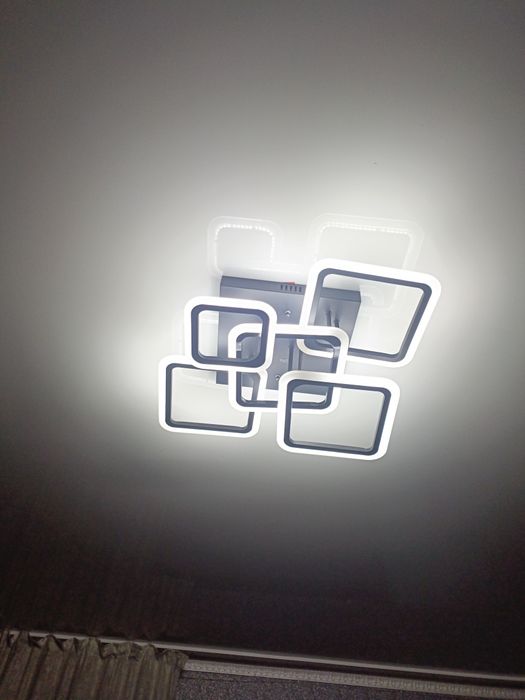 Продам люстру  с пультом