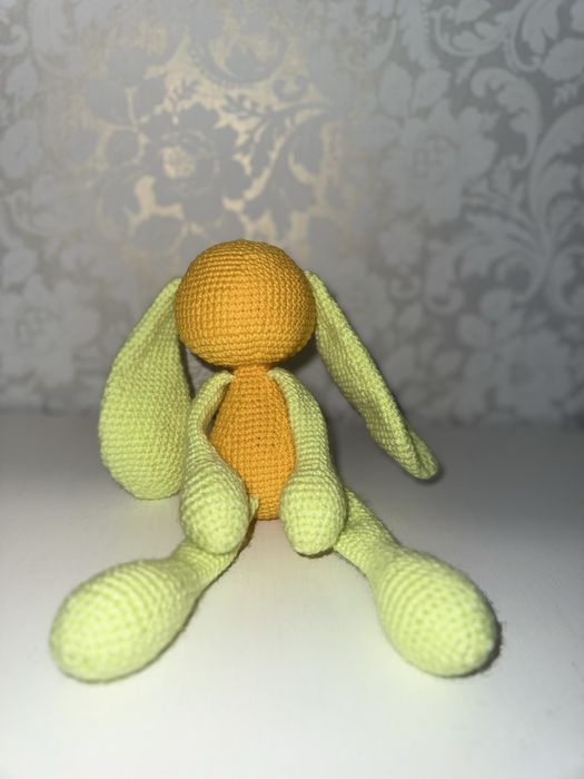 Зайчик ушастик вязаный