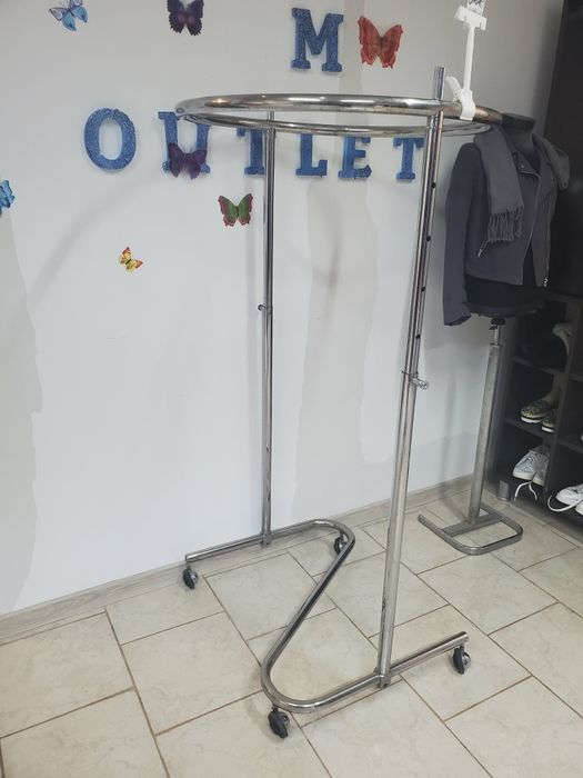 Stander pe rotund haine