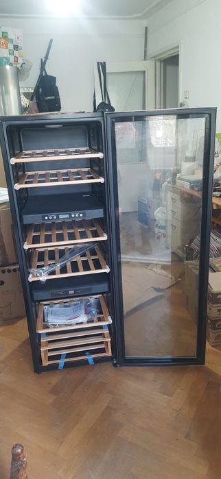 Vitrina de vinuri Hoover - 70 de sticle