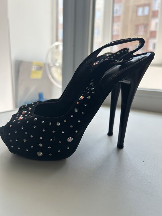 Женские платья и обувь