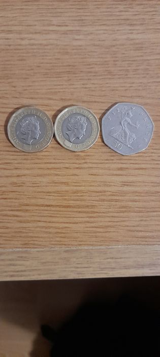 Vind 2 monede one pound și o moneda 50 pence 1000 ron negociabil.