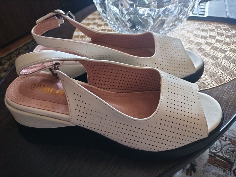 Продам босоножки новые