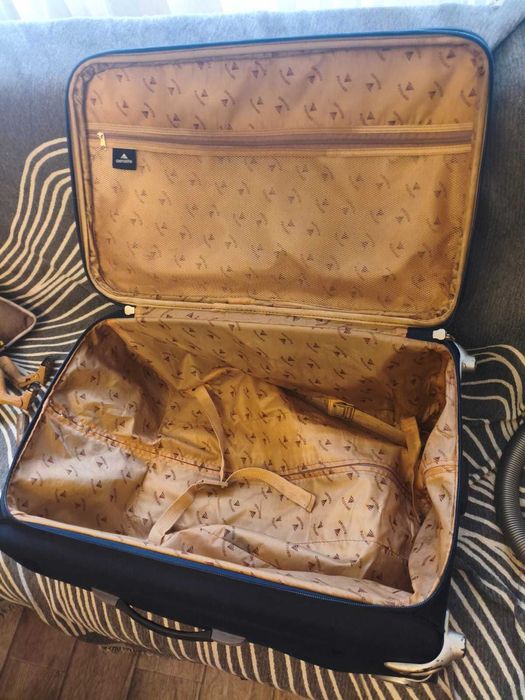 чемодан темно-синий хороший и крепкий