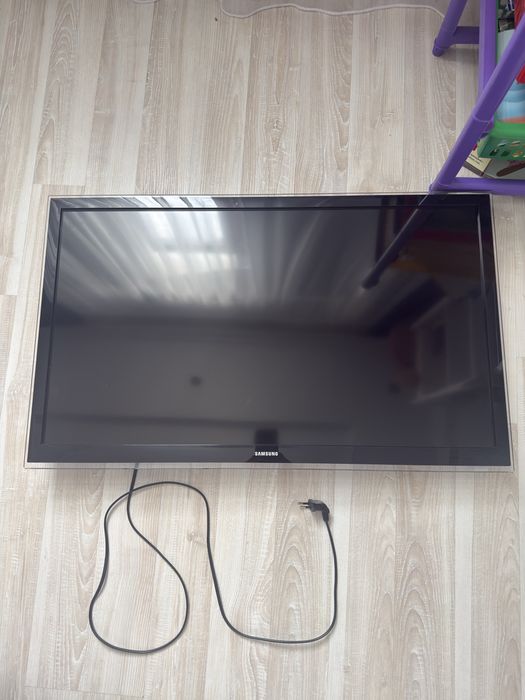 Спрчно продам 2 телевизора Samsung