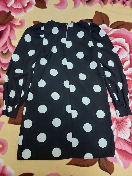 Rochie neagra cu buline albe