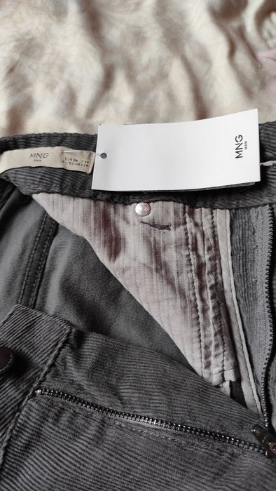 Se vinde pereche de pantaloni velura MANGO