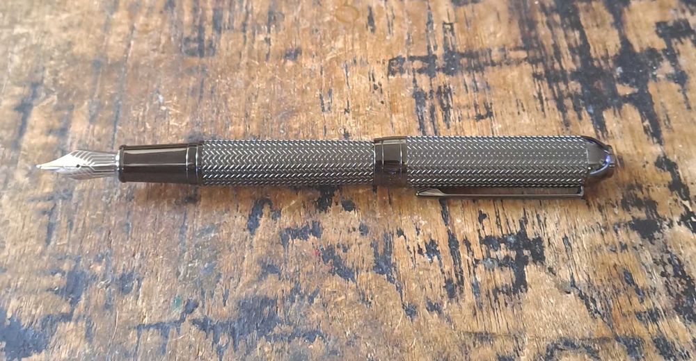 писалка HUGO BOSS Gun метал с модернизирани шарки на рибена кост