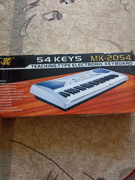 Продам синтезатор на 52 клавиши