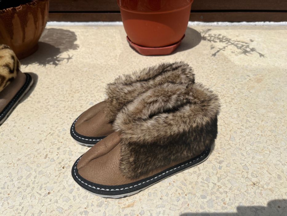 3 perechi Botoși din blană naturală ovină