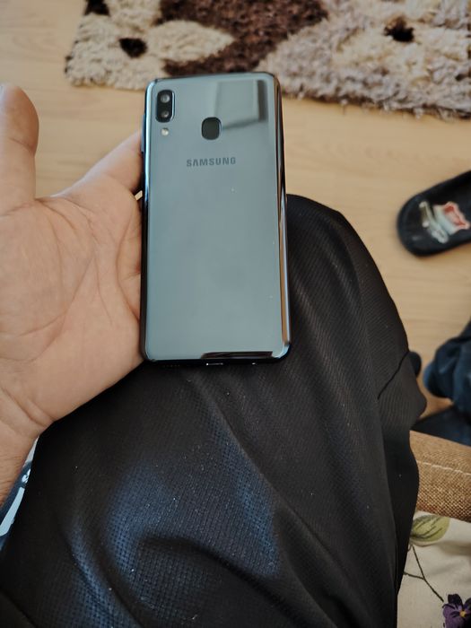Samsung a20 e arata foarte bine