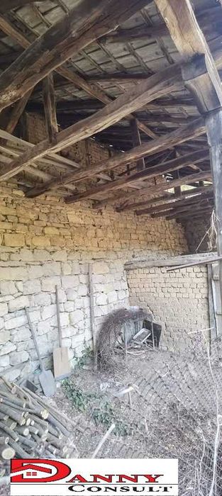 Стара къща с двор и гора в с. Орловци