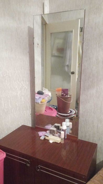 Продам б/у холодильник и мебель