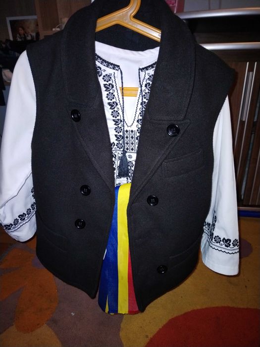 Vând costum popular baieti