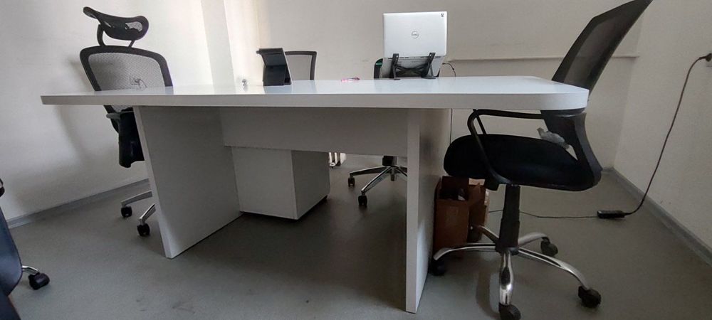 Офис маса за 10 до 12 човека.