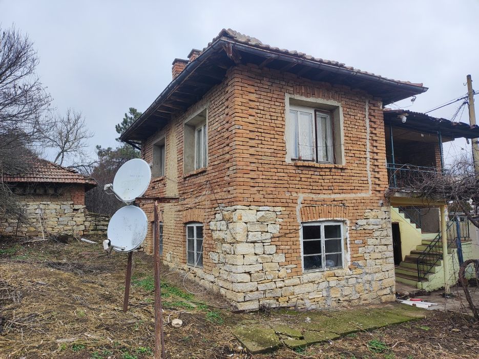 Къща и стопански постройки с гараж