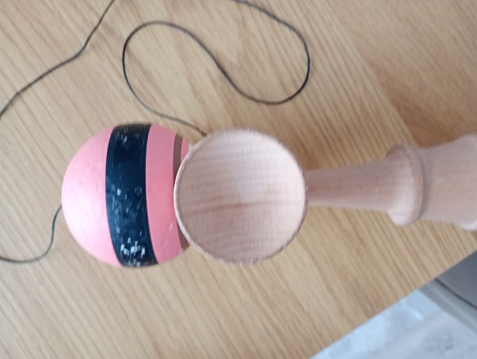 Vând kendama krom strigi roz