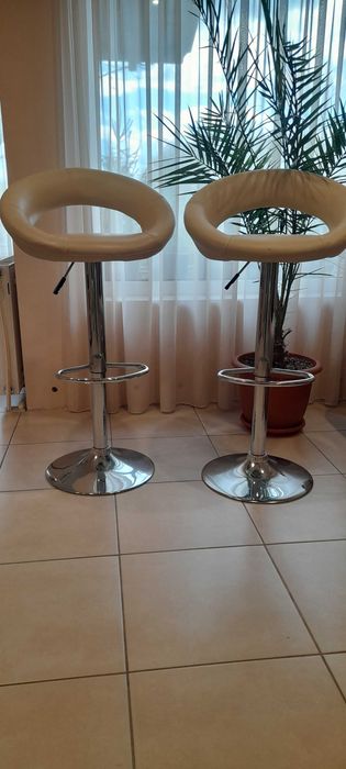 Doua scaune de bar cu cilindru.