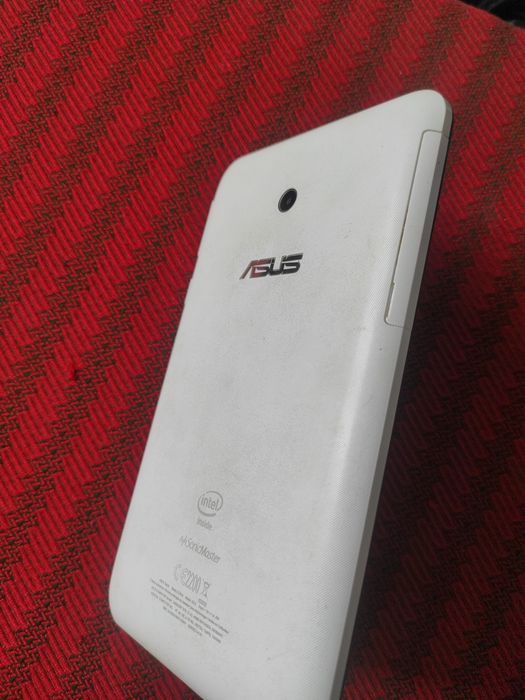 Tabletă ASUS cu slot micro SD Card și slot SIM